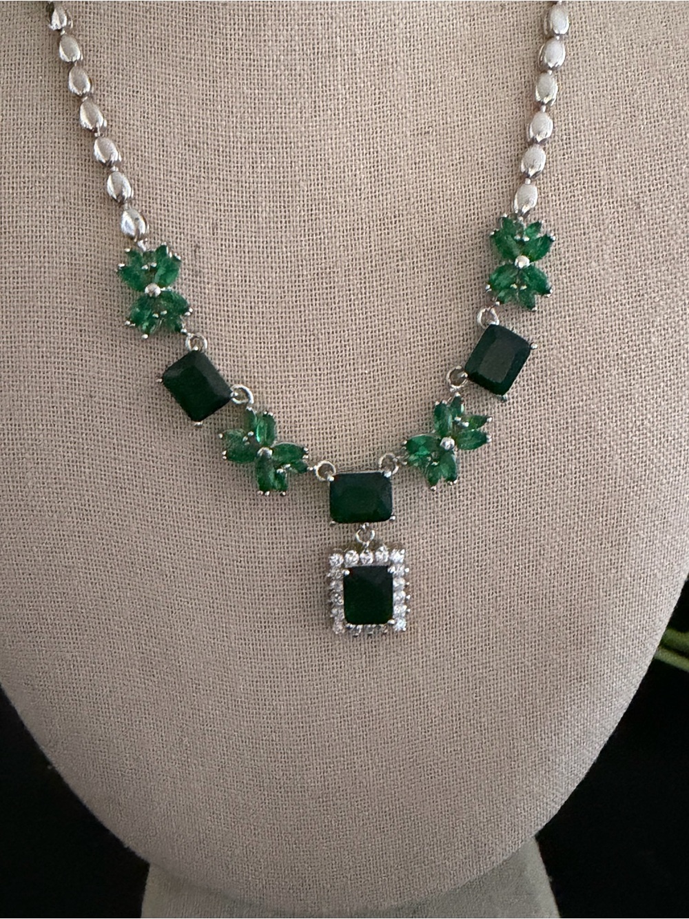 Vintage 50’s Green Gut Crystal & Glass Rhinestones Floral Necklace - Picture 2 of 4